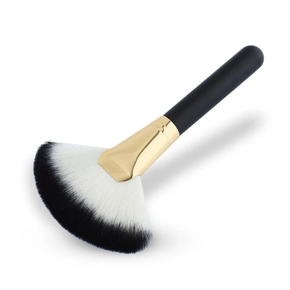 Fan-shaped makeup brush with wooden handle cj
