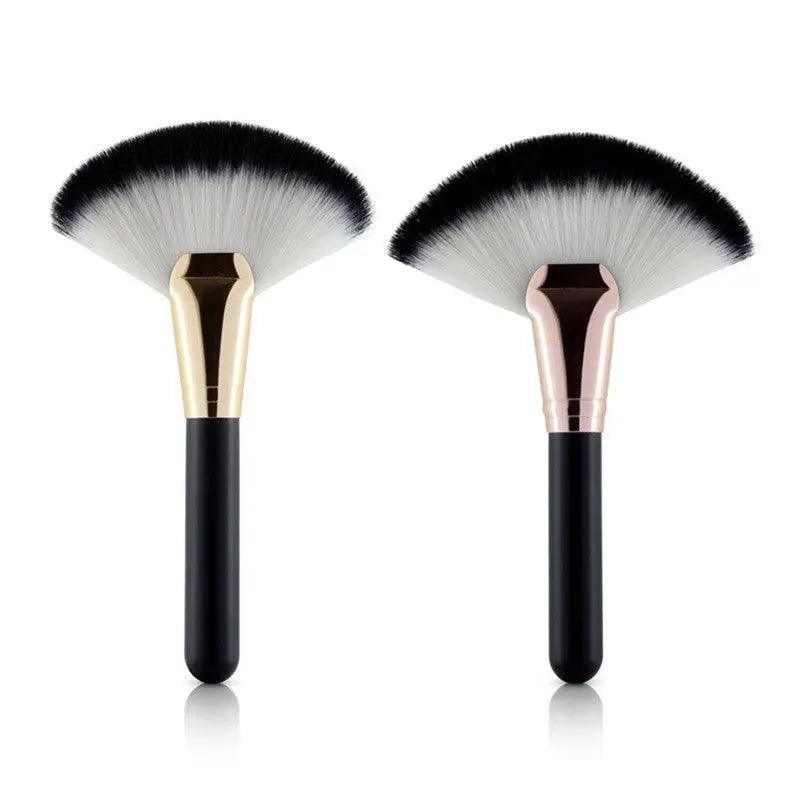 Fan-shaped makeup brush with wooden handle cj