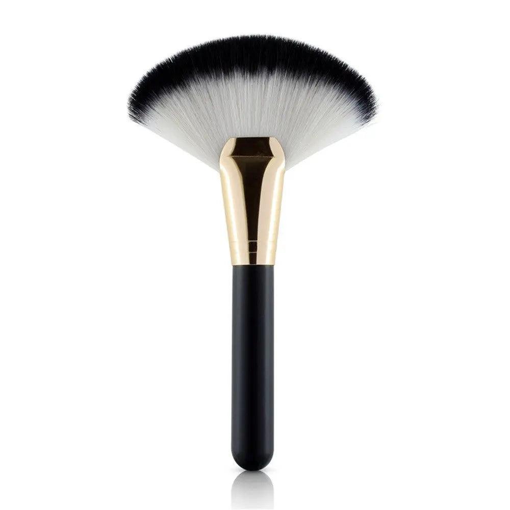 Fan-shaped makeup brush with wooden handle cj