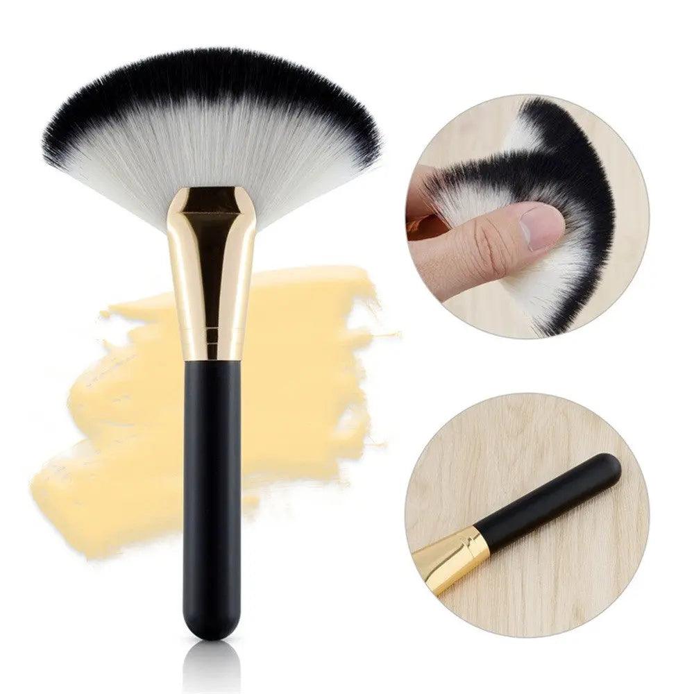 Fan-shaped makeup brush with wooden handle cj